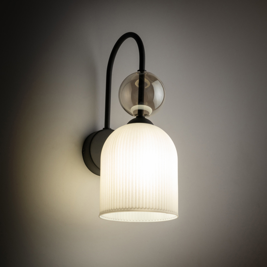 applique da parete curvo con vetro bianco sfera ambra 
